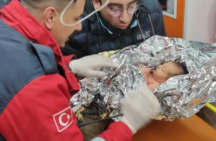 10 günlük Yağız bebek 90 saat sonra annesiyle birlikte kurtarıldı
