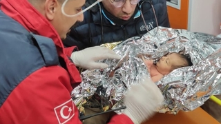 10 günlük Yağız bebek 90 saat sonra annesiyle birlikte kurtarıldı