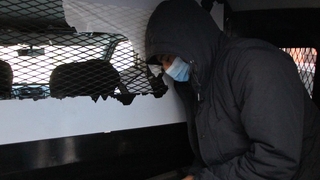 Ağlaya ağlaya ceza evine gitti