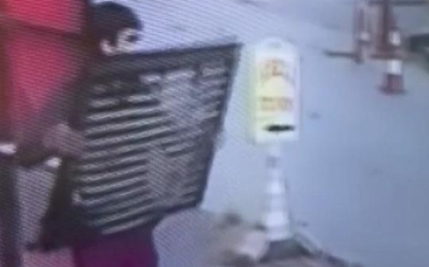 100 kiloluk mazgal kapağını sırtlayıp böyle çaldı