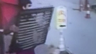 100 kiloluk mazgal kapağını sırtlayıp böyle çaldı