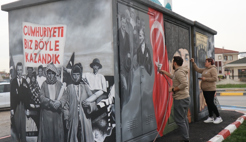 100. yıl coşkusunu trafoya yansıttılar