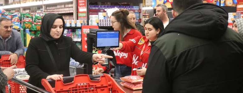 1000 liralık hediye çeki için geceden çadır kurup sıraya girdiler