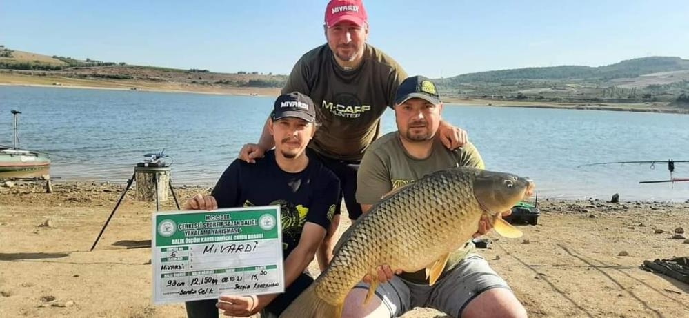 12 kilo 650 gramlık sazan balığı tutarak 7 bin lirayı kaptılar