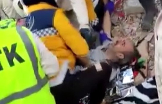 125 saat sonra enkazdan sağ çıkarıldı