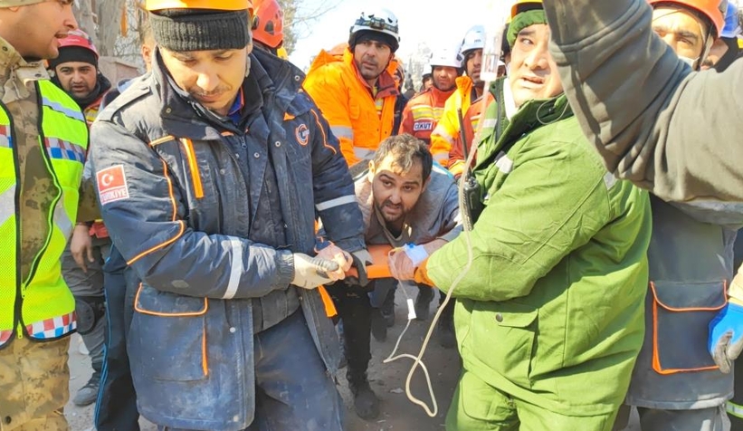 128'inci saatte çifte sevinç, baba ile bebeği sağ kurtarıldı
