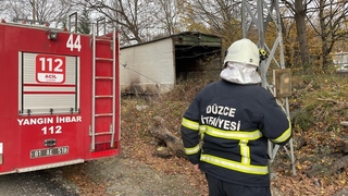 132 kilometreyi bulan lodos evlerin çatılarını uçurdu