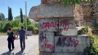 2 bin yıllık tarihi surlara sprey boya ile yazı yazdılar