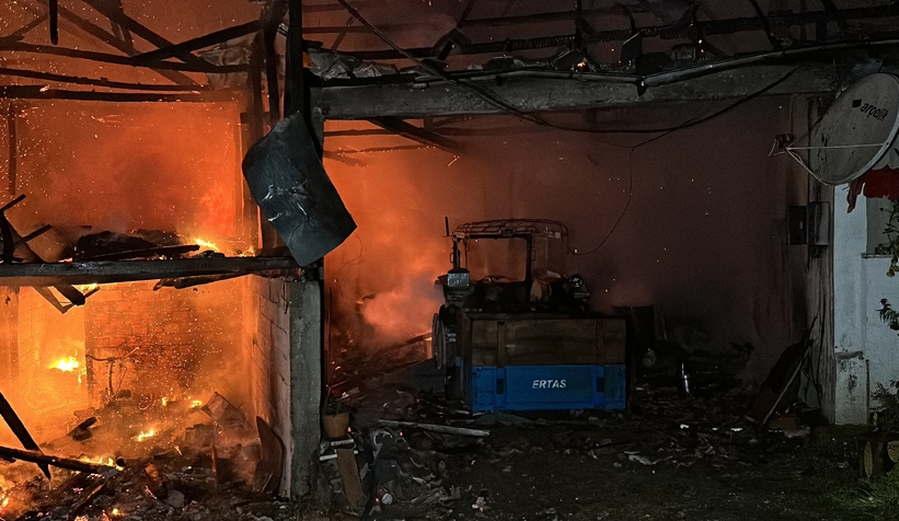 2 ev, 2 katlı samanlık, traktör ve motosiklet küle döndü