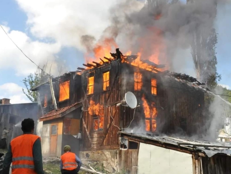 2 katlı ahşap ev alev alev yandı