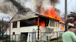 2 katlı ahşap ev alev alev yandı
