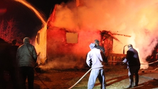 2 katlı ahşap ev yanarak küle döndü