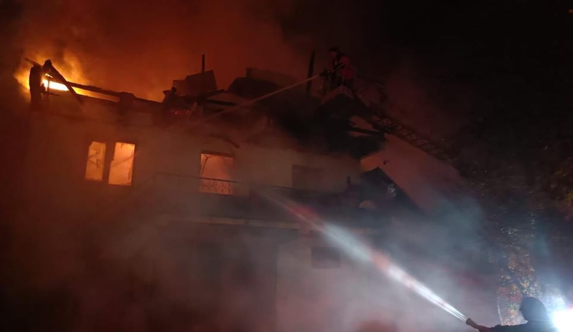 2 katlı ev ve kümes alev alev yandı