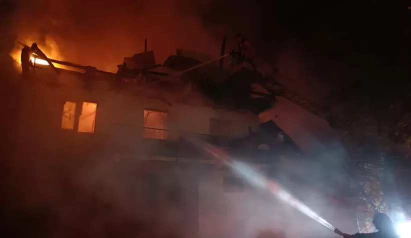 2 katlı ev ve kümes alev alev yandı