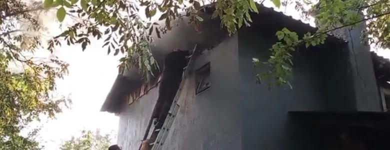 2 katlı evin çatı katında yangın çıktı