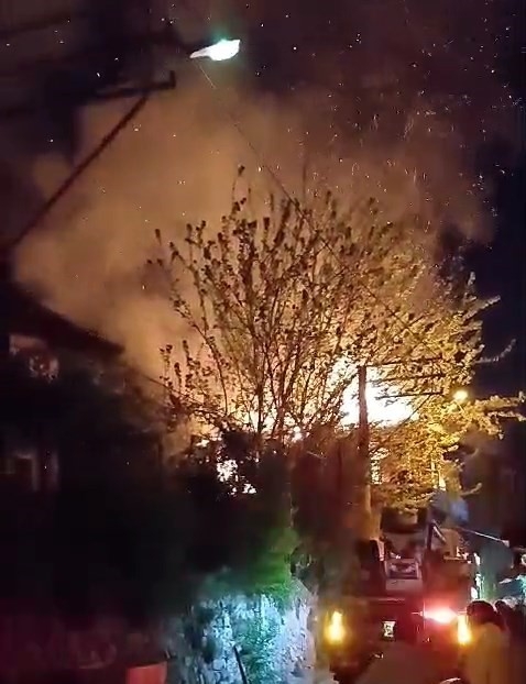 2 katlı metruk ev alev alev yandı