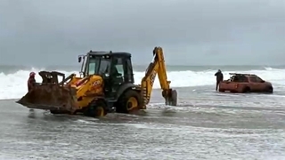 2 metrelik dalgalar kamyoneti yutuyordu