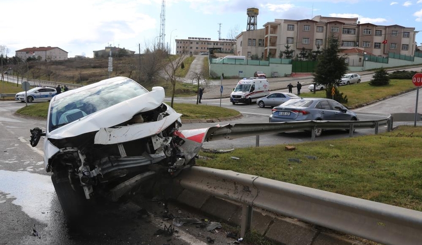2 otomobil çarpıştı: 1'i bebek, 1'i çocuk 3 yaralı