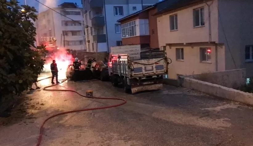 2 otomobil yanarak kül oldu