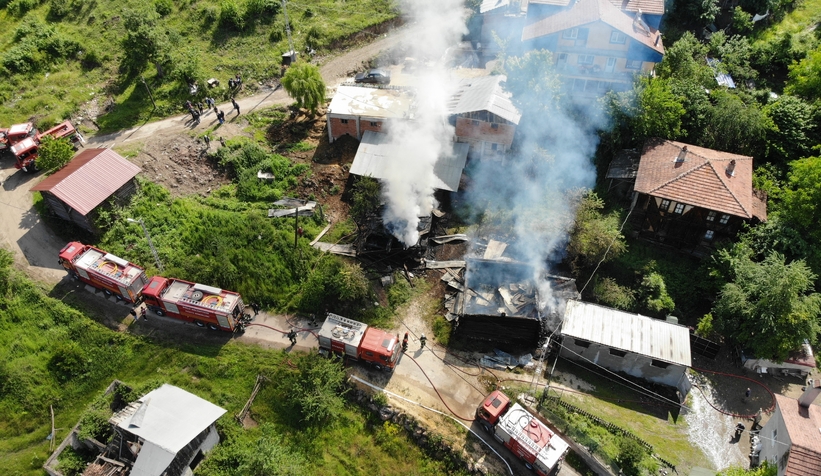 2 samanlık ve odunluk yandı