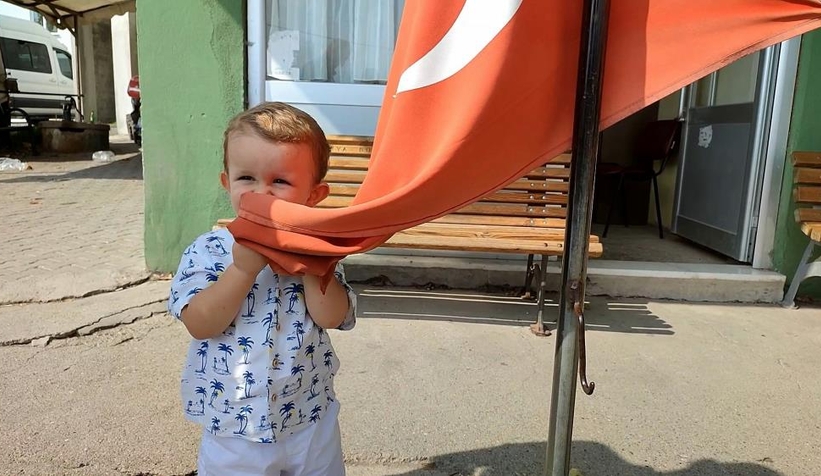 2 yaşındaki Kerem Ali’nin bayrak sevgisi