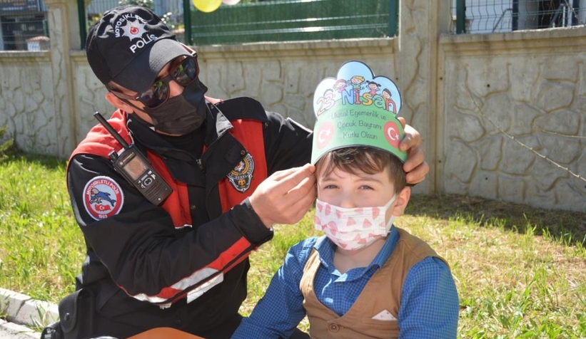 23 Nisan'ı kutlayan öğrencilere polislerden sürpriz