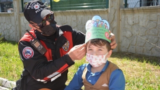 23 Nisan'ı kutlayan öğrencilere polislerden sürpriz