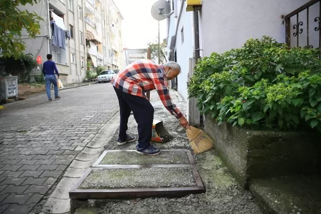 25 yıldır gönüllü olarak sokakları temizliyor
