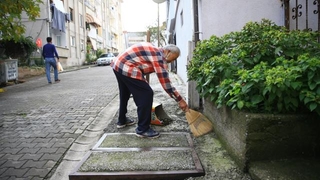 25 yıldır gönüllü olarak sokakları temizliyor