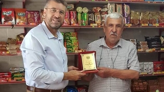 25 yılını dolduran bakkallara plaket
