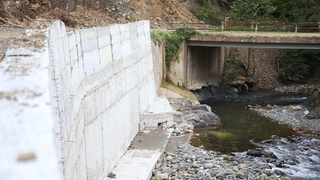 250 metrelik istinat duvarı Hendek’in içme suyunu koruyacak