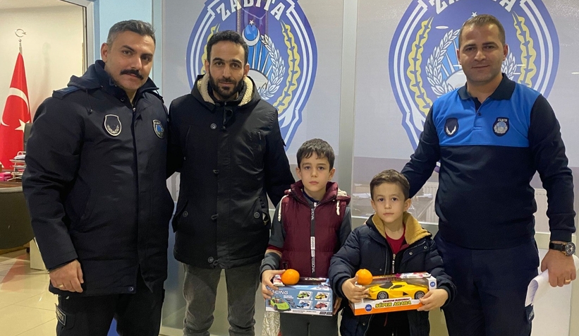 26 bin TL’yi bulan çocuklar parayı sahibine teslim etti