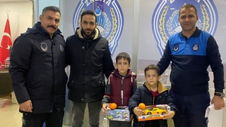 26 bin TL’yi bulan çocuklar parayı sahibine teslim etti