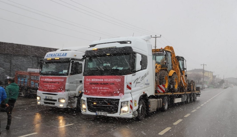 27 gönüllü operatör iş makineleri ile deprem bölgesine gitti