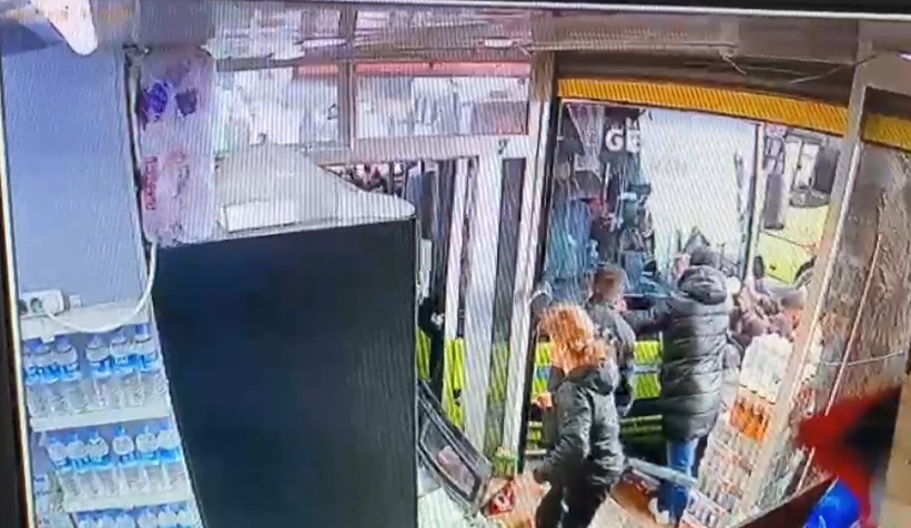 3 kişinin otobüsün altında sıkıştığı kaza kamerada