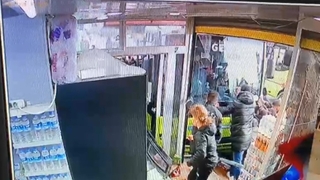 3 kişinin otobüsün altında sıkıştığı kaza kamerada