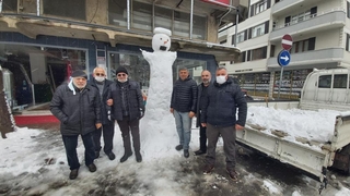 3 metre boyundaki kardan adam ilgi odağı oldu