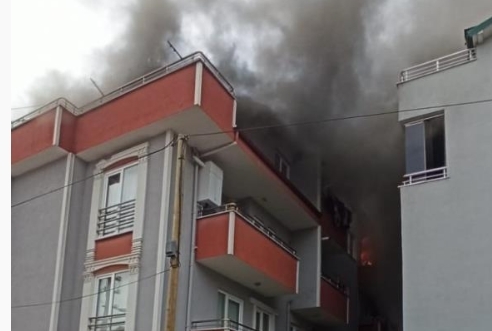 3 yaşındaki çocuk çakmakla oynarken evi yaktı