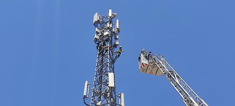 30 metrelik baz istasyonunda mahsur kaldı