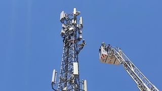 30 metrelik baz istasyonunda mahsur kaldı