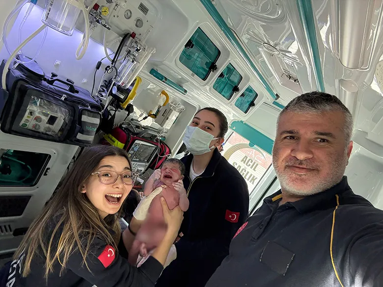 35 yaşındaki kadın evde tek başına doğum yaptı