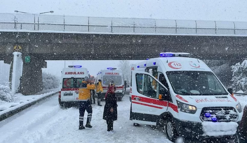 37 aracın birbirine girdiği kazada TEM tek şeritten trafiğe açıldı