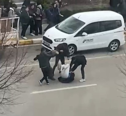 4 kişi önünü kesip tekme ve yumruklarla saldırdı