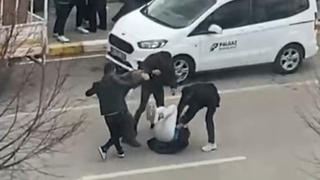 4 kişi önünü kesip tekme ve yumruklarla saldırdı