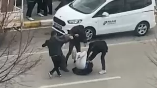 4 kişi önünü kesip tekme ve yumruklarla saldırdı