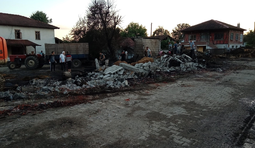 4 samanlık, otomobil ve traktör küle döndü