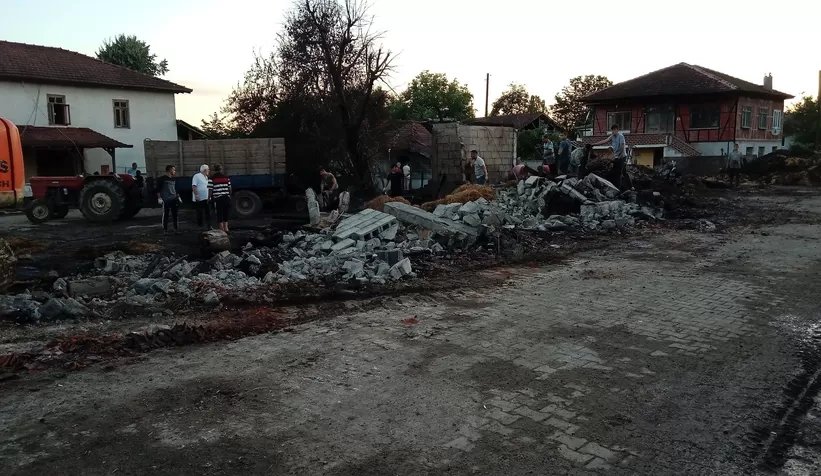 4 samanlık, otomobil ve traktör küle döndü
