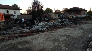 4 samanlık, otomobil ve traktör küle döndü