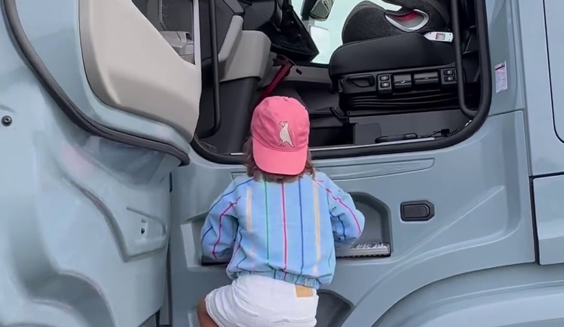 4 yaşındaki Zayn bu kez tır kullandı