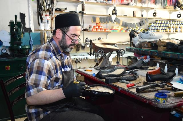 40 yıldır el emeği ayakkabı üretiyor